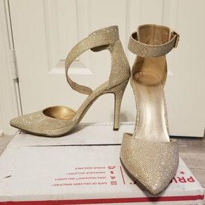 BEAUTIFUL GOLD SPARKLE ANKLE STRAP HEELS